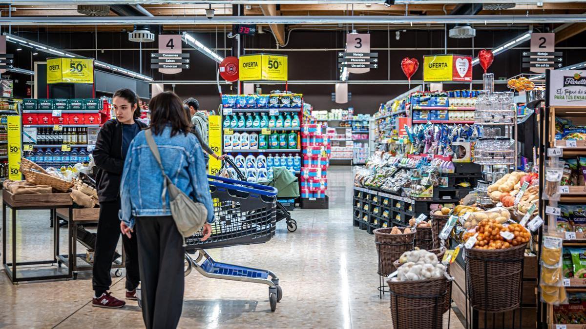 Interior de un supermercado en Molins de Rei, Barcelona.