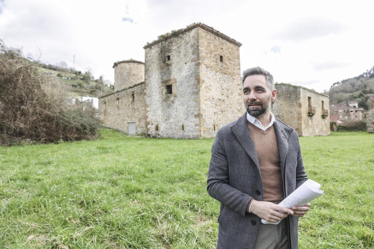 Valentín Arrieta, con el conjunto histórico de Olloniego a su espalda.