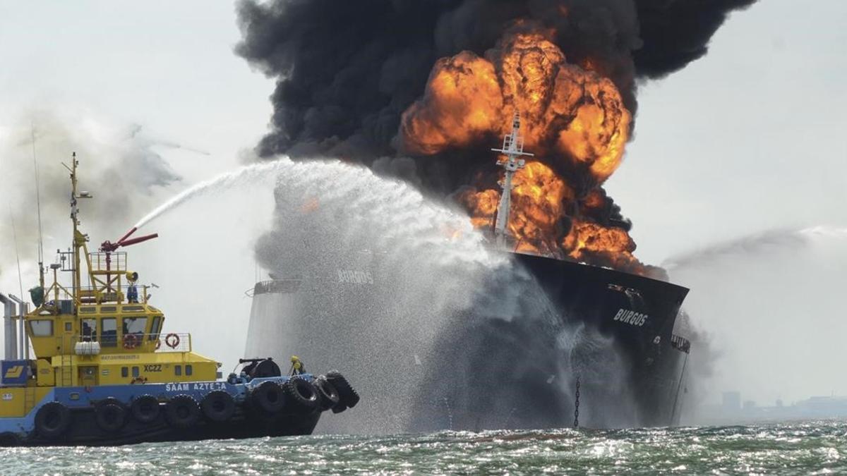 Mexico  incendio de un buque  cisterna de la empresa Permex