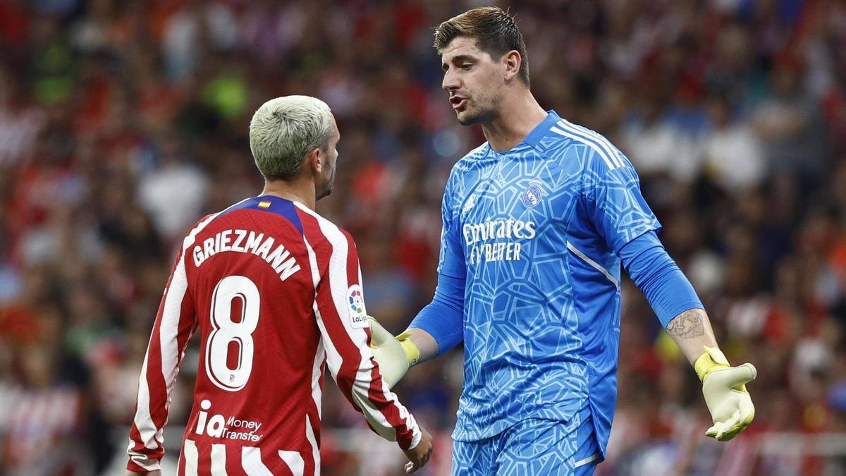 Griezmann dialoga con Courtois en el Atléico-Real Madrid