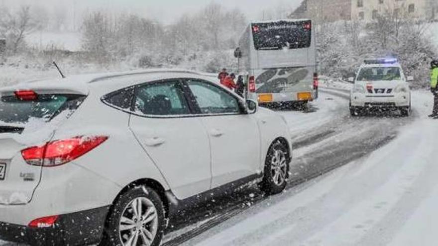 Vehicles intentant circular durant una de les nevades caigudes a Puigcerdà i la Cerdanya