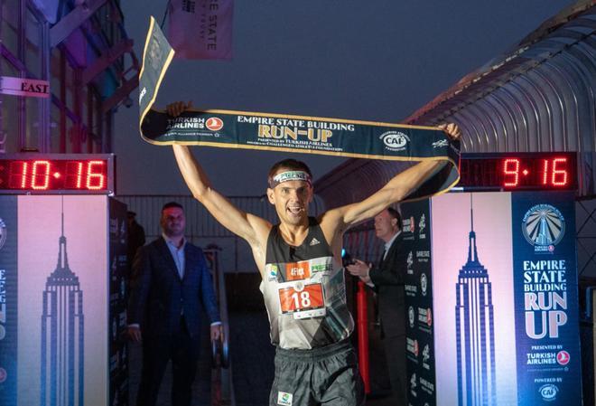 El atleta polaco Piotr Lobodzinski celebra su victoria en la carrera vertical del Empire State Building Run Up 2019. Lobodzinski tardó 10 minutos y 5 segundos en subir los 86 pisos y 1576 escalones del mítico rascacielos.