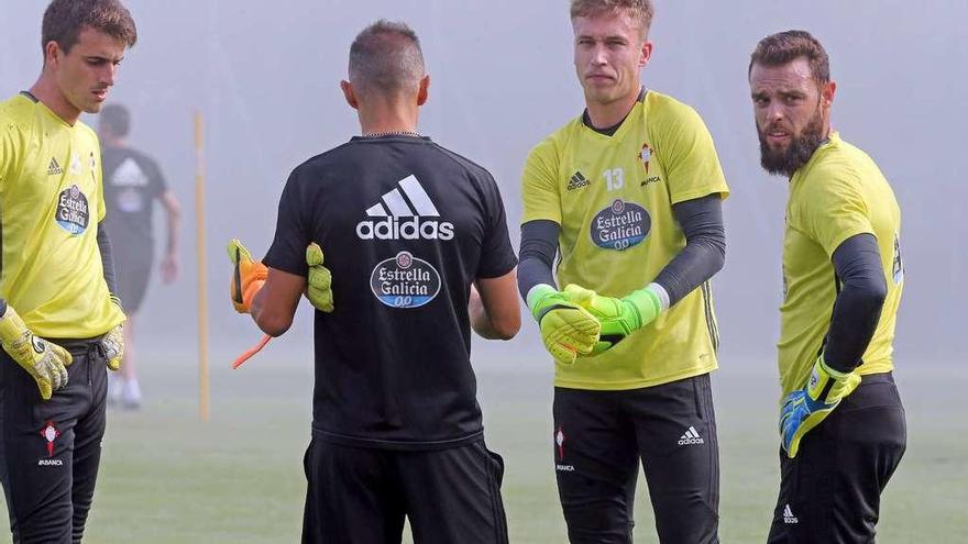 Iván Villar, Nando Villa, el entrenador de porteros (de espaldas), Rubén Blanco y Sergio Álvarez, durante un entrenamiento del Celta en las instalaciones de A Madroa. // Marta G. Brea