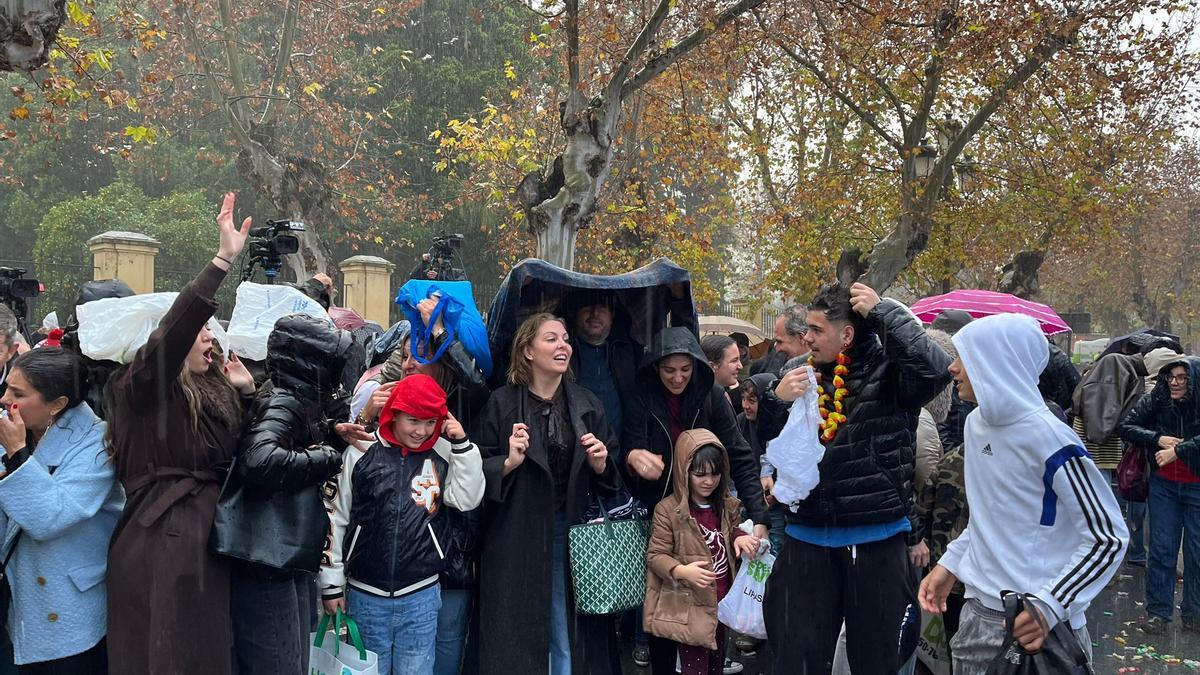 Vídeo | La lluvia empaña la salida de la Cabalgata de los Reyes Magos del Rectorado