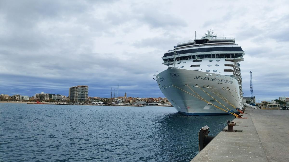 El creuer Seven Seas Splendor ha fet avui la seva escala inaugural al port de Palamós
