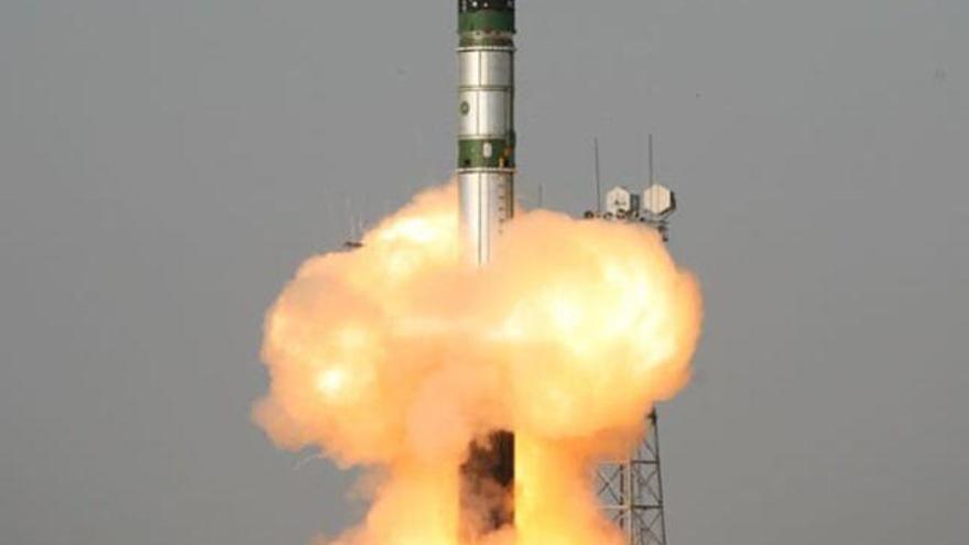 El cohete ruso  Dnepr-1 en el lanzamiento // Kosmotras