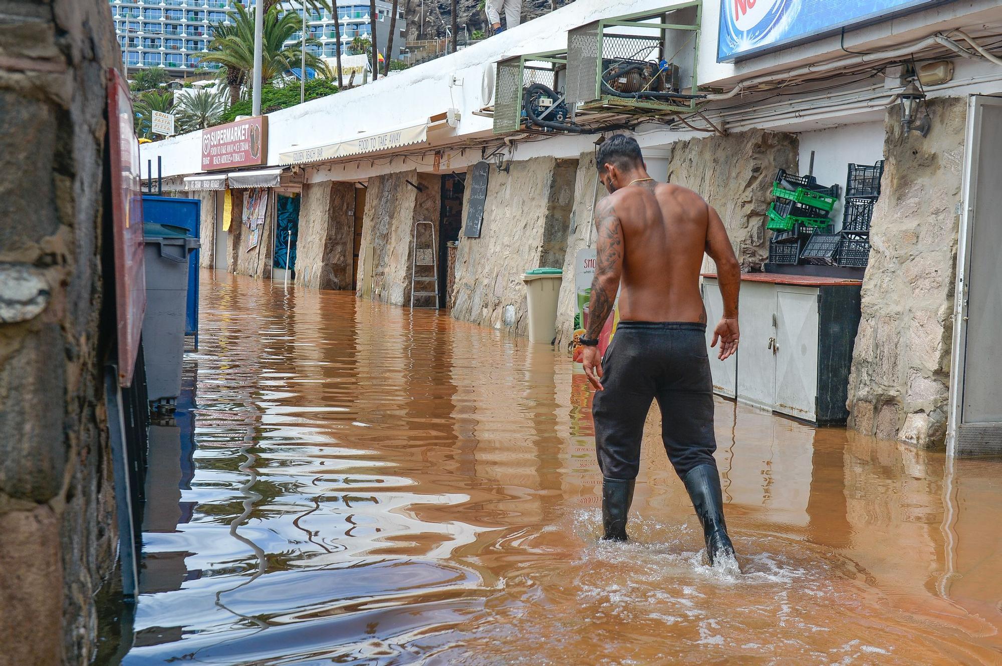 Dia después de la lluvia en Puerto Rico y Playa del Inglés