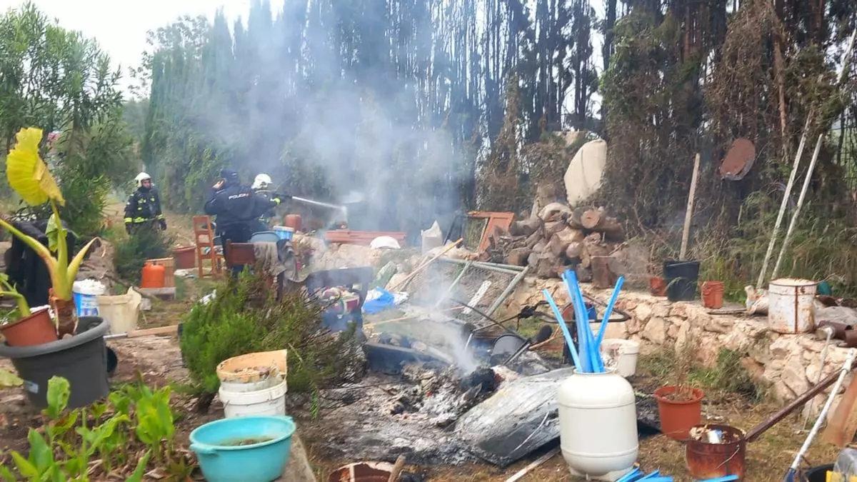 Los restos de la hoguera donde apareció el cadáver de la mujer.