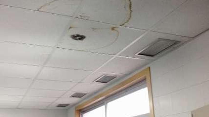 Interior del edificio, con goteras. // FdV