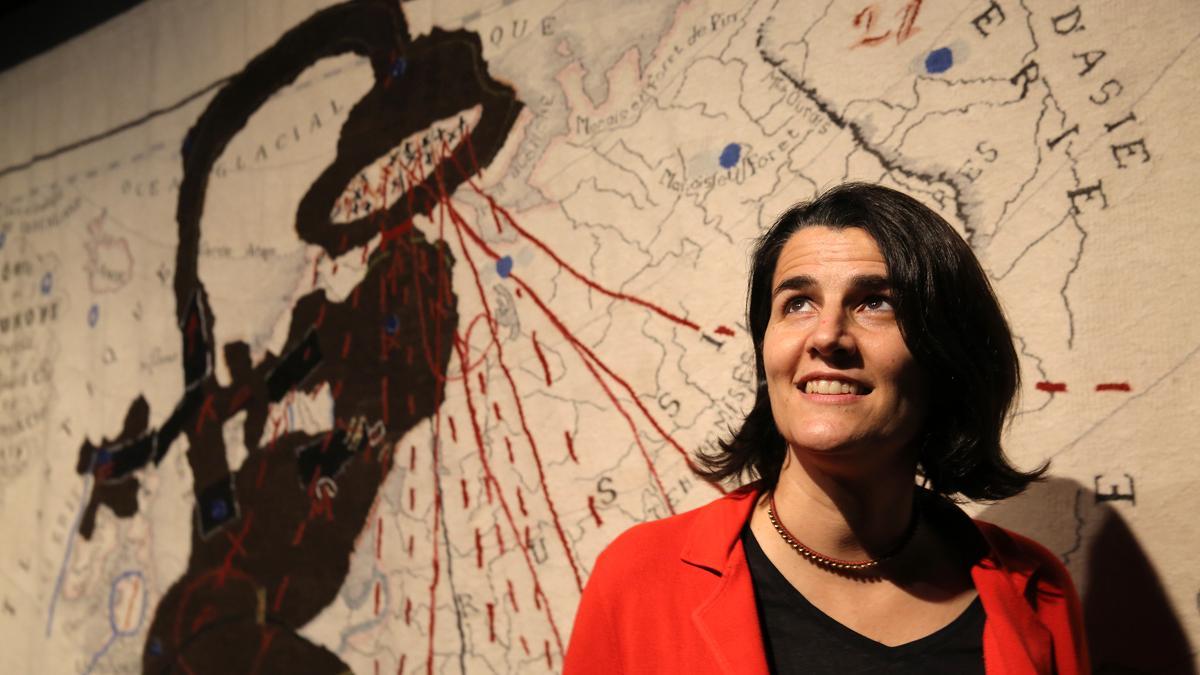 La directora del CCCB, Judit Carrera, el pasado martes frente a una obra del artista William Kentridge.