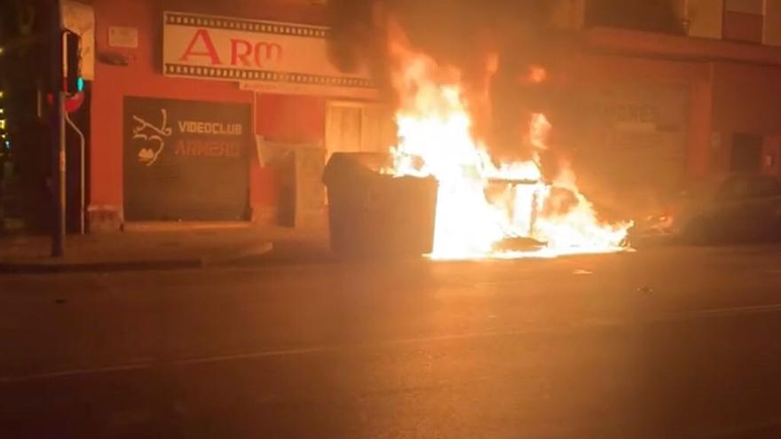 INCENDIO ALICANTE | Un fuego provocado en contenedores afecta a dos coches y a un edificio en Alicante