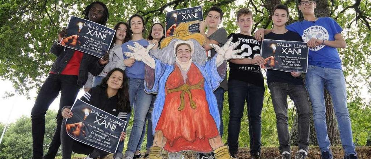 Algúns dos rapaces da organización mostran os carteis e a bruxa tallada para o &#039;photocall&#039;. // Bernabé/Javier Lalín