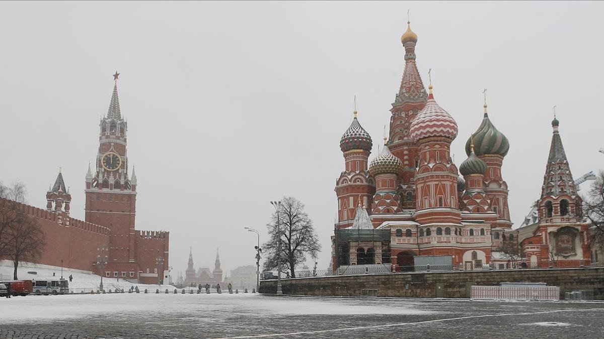 Vista de la torre Spasskaya y el Kremlin sin gente por el confinamiento decretado en la capital rusa, este martes.