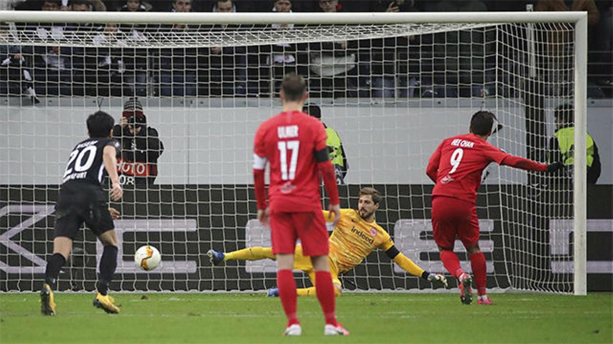 Hee-chan marcó de penalti el gol del honor del Salzbug frente al Eintracht