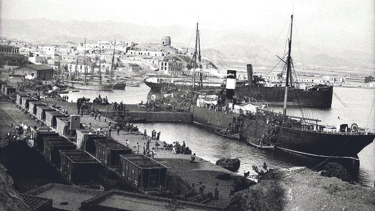 Imagen Carga de mineral de hierro en el puerto de Aguilas 1903 Gillman