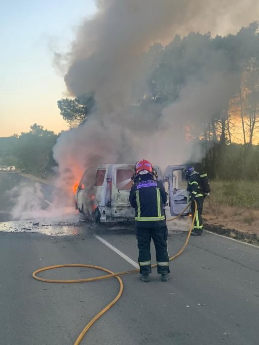 El vehículo, una furgoneta Citröen Jumpi, quedó completamente destruido