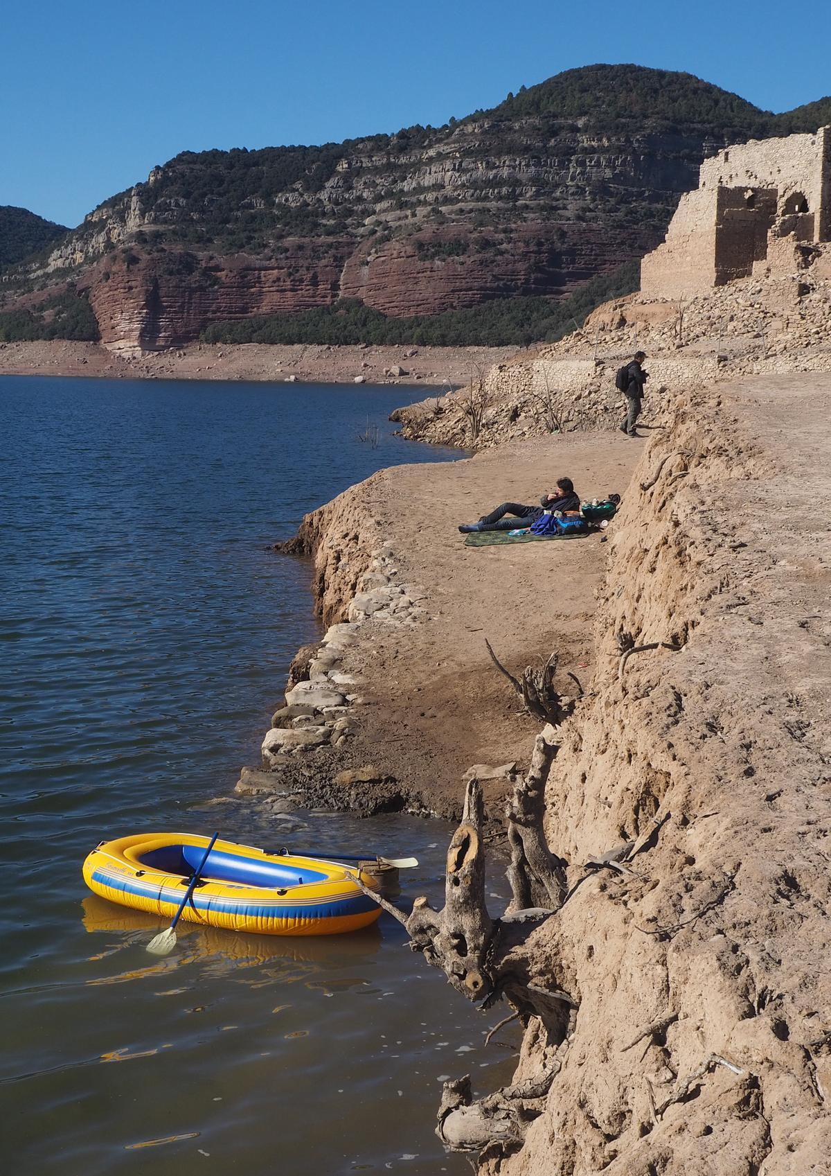 Turismo de sequía en el pantano de Sau.