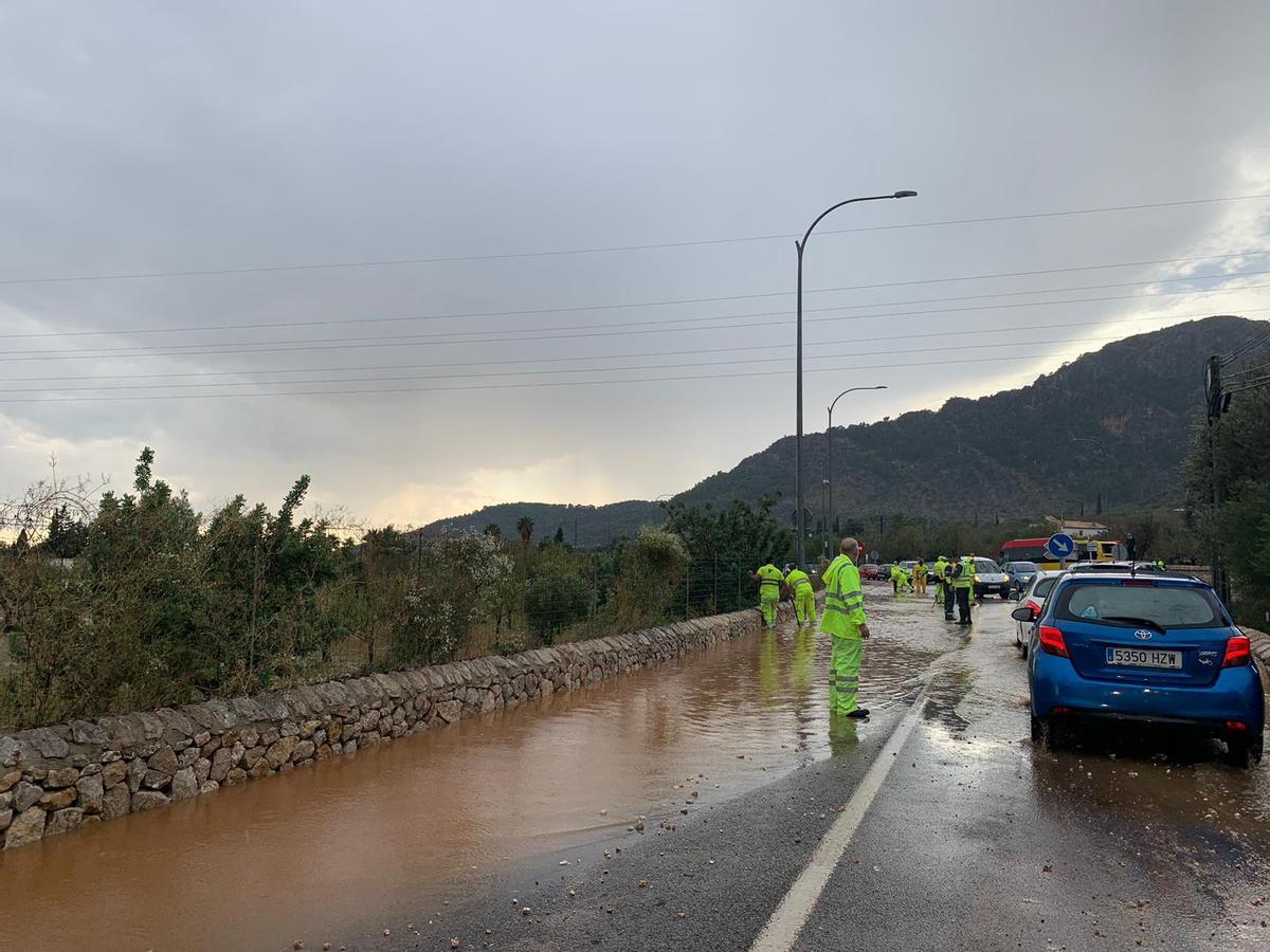 Inundaciones en la carretera de Sóller a su paso por Bunyola