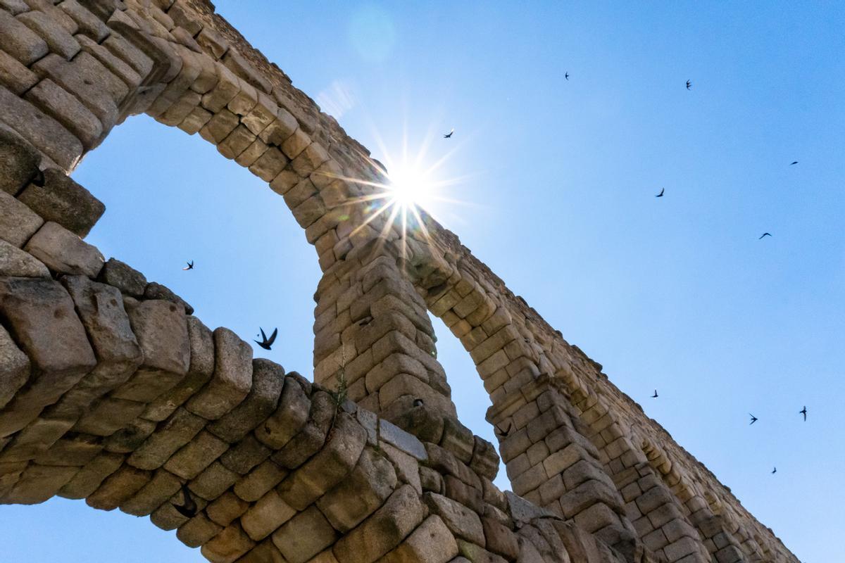 El sol brilla sobre el Acueducto de Segovia