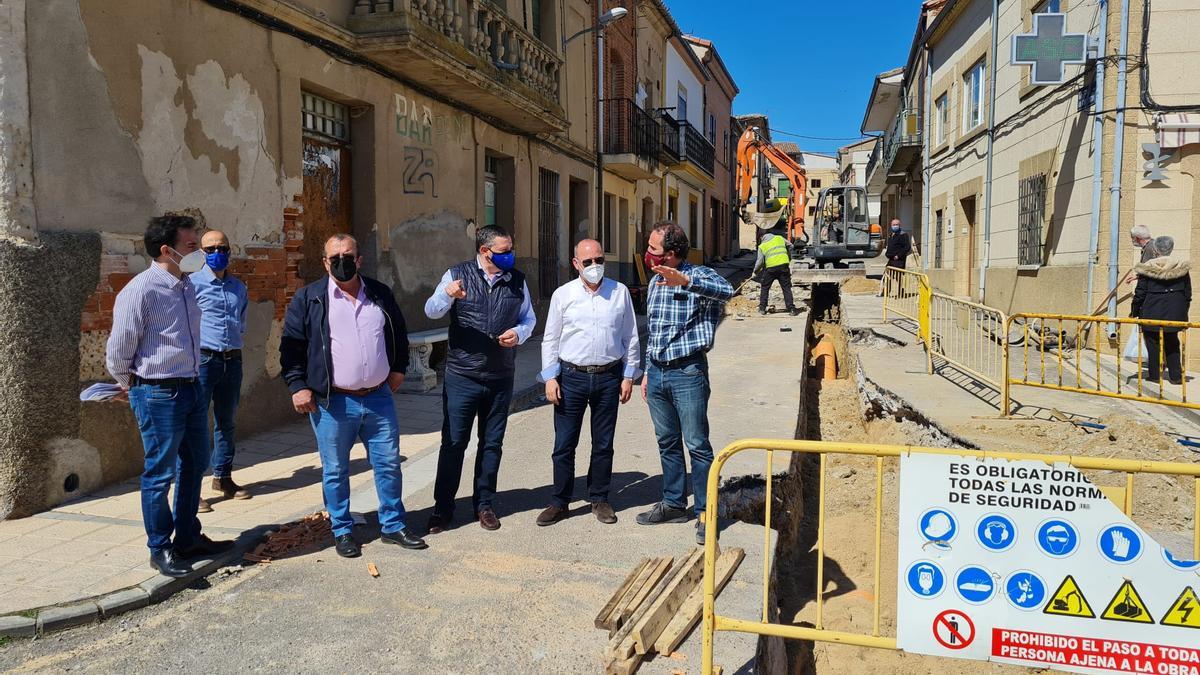 Los diputados Sánchez, Faúndez y Barrios visitan las calles de Corrales del Vino asfaltadas con cargo al Plan Municipal de Obras 2021.