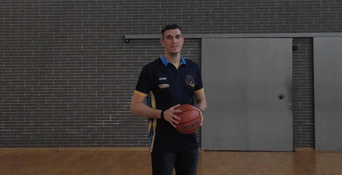 Espuña té 41 anys, viu a Barelona i continua vinculat al bàsquet al Ciutat Vella.