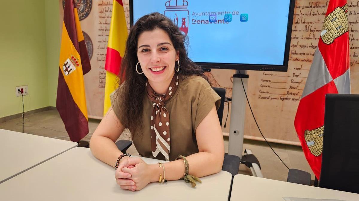 La concejala de Cultura, Mercedes Benítez tras la presentación del Certamen de Pintura Rápida.