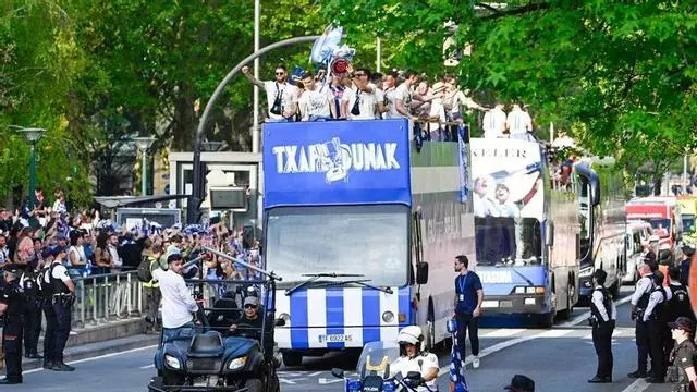 Fiesta en San Sebastián para celebrar la tercera Copa del Rey de la Real Sociedad