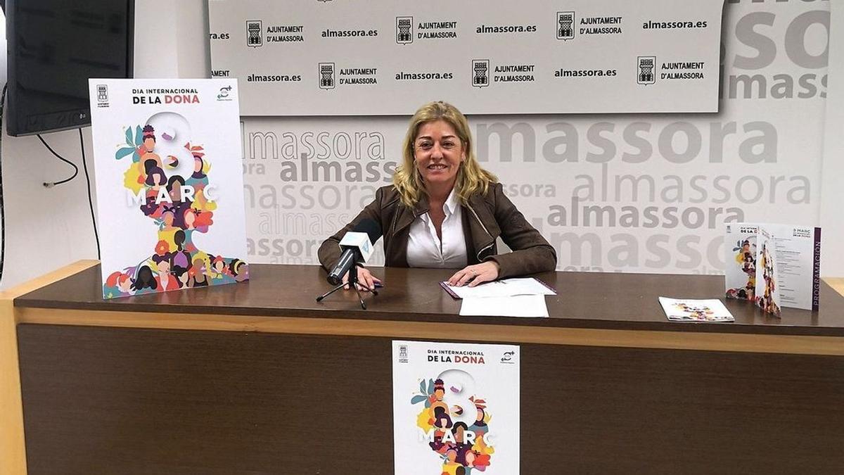 La edila de Igualdad de Almassora, Mª José Tormo, presenta la programación.