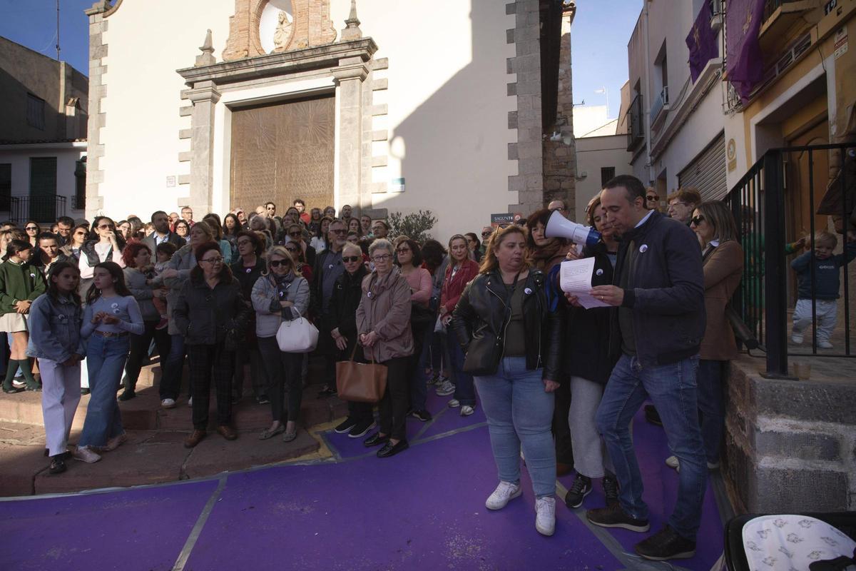 Un defensor de la igualdad en la cofradía, en una concentración.
