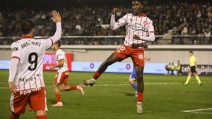 ORENSE, 03/12/2025.- Los jugadores del Girona celebran el primer gol de su equipo durante el encuentro correspondiente a la segunda eliminatoria de la Copa del Rey que disputan hoy miércoles Ourense y Girona en el estadio O Couto de la capital gallega. EFE / Brais Lorenzo