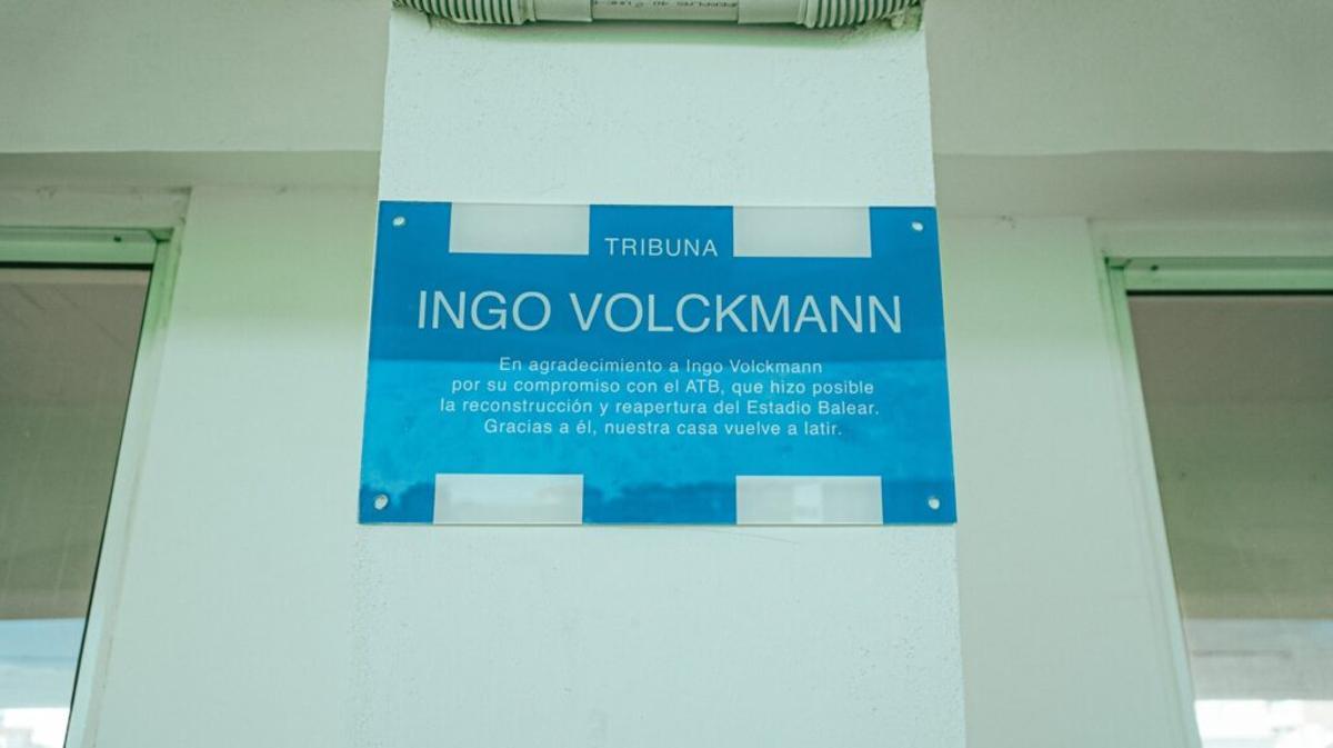 Placa en la que se agradece a Ingo Volckmann la reconstrucción del Estadio Balear