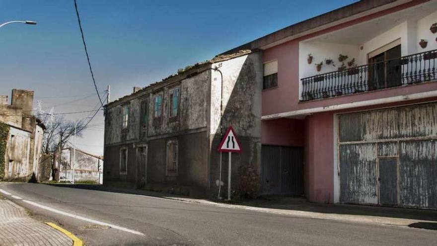 Al fondo a la derecha, casa vieja que será demolida para eliminar el punto negro de tráfico en Coiro.