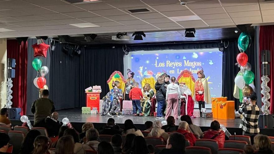 Los Reyes Magos, ayer, en el salón de actos del Ateneo de La Calzada. | LNE