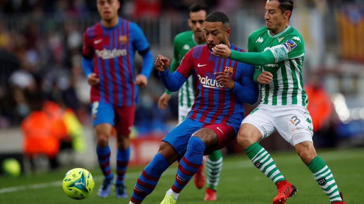 Memphis protegeix una pilota davant Guardado (Betis)