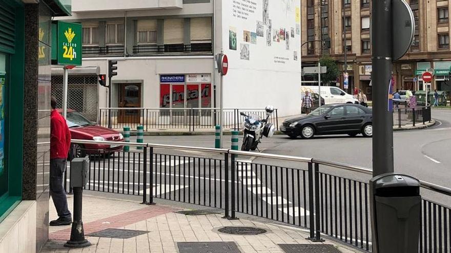 Una moto de la Policía Local ante la sucursal bancaria donde se desarrollaron los hechos.