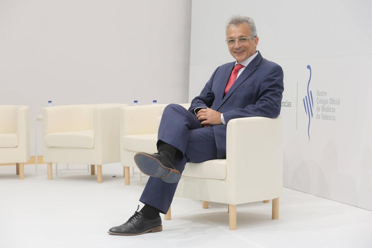 Álvaro Pascual-Leone, en el Colegio de Médicos de València, durante la entrevista.