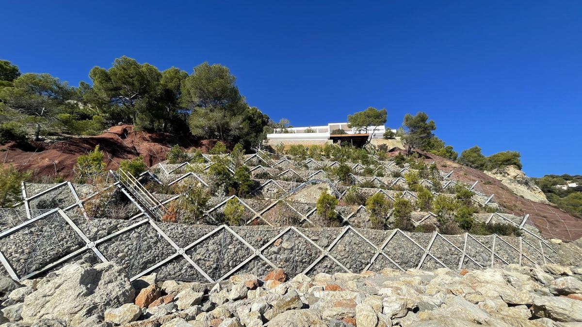 Ocho escalones hechos a base de piedra y hormigón sustituyen a la malla en algunos tramos.