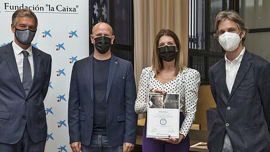 Acto de firma del compromiso de CaixaBank, Fund. «la Caixa» y Maxcolchon. | LEVANTE-EMV