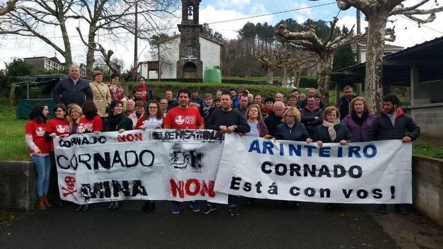 Residentes en San Tirso de Cornado, con pancartas de apoyo a la plataforma anti-mina.