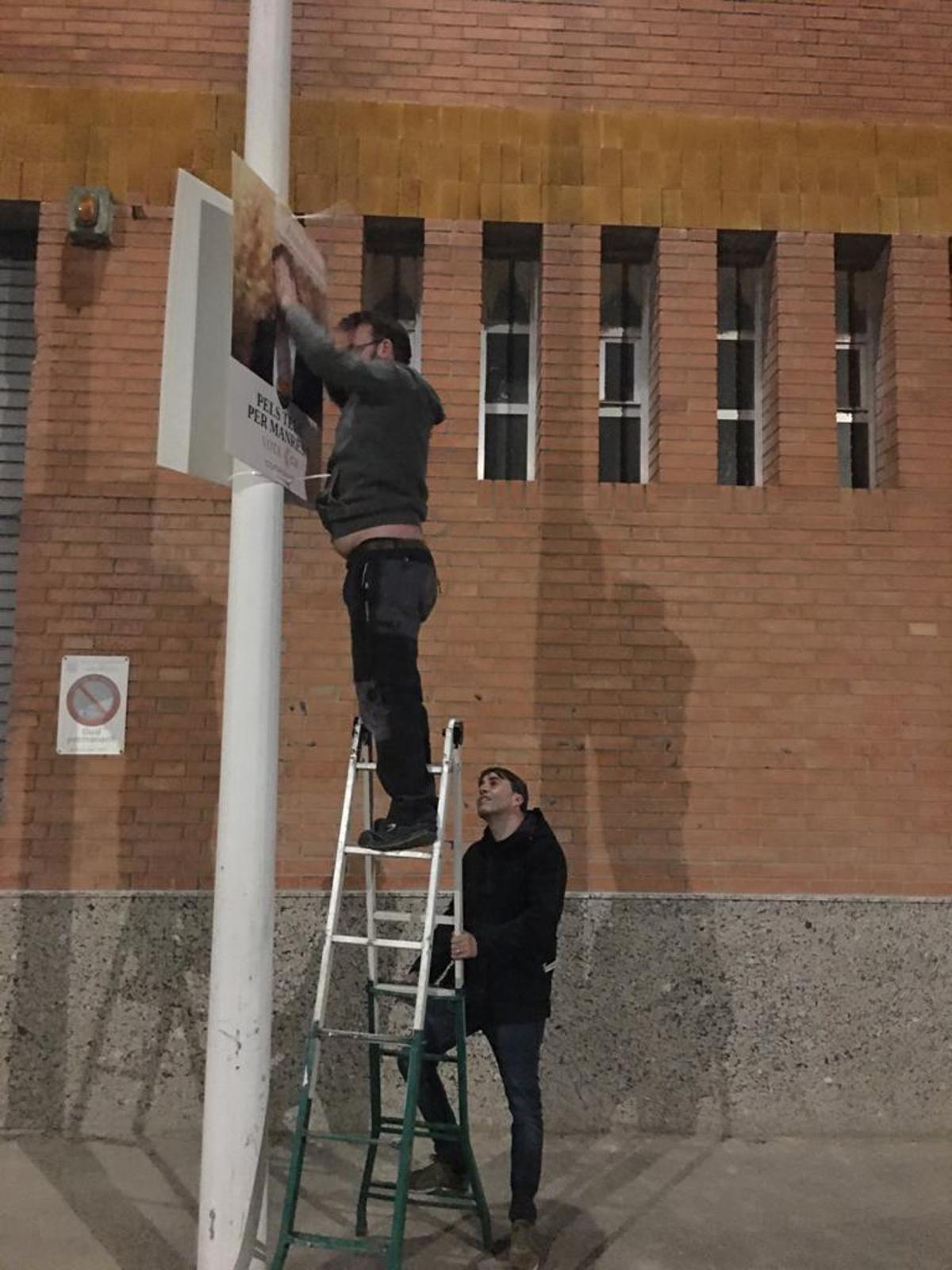 Andrés Rojo durant la penjada de cartells per a les municipals del 28 de maig