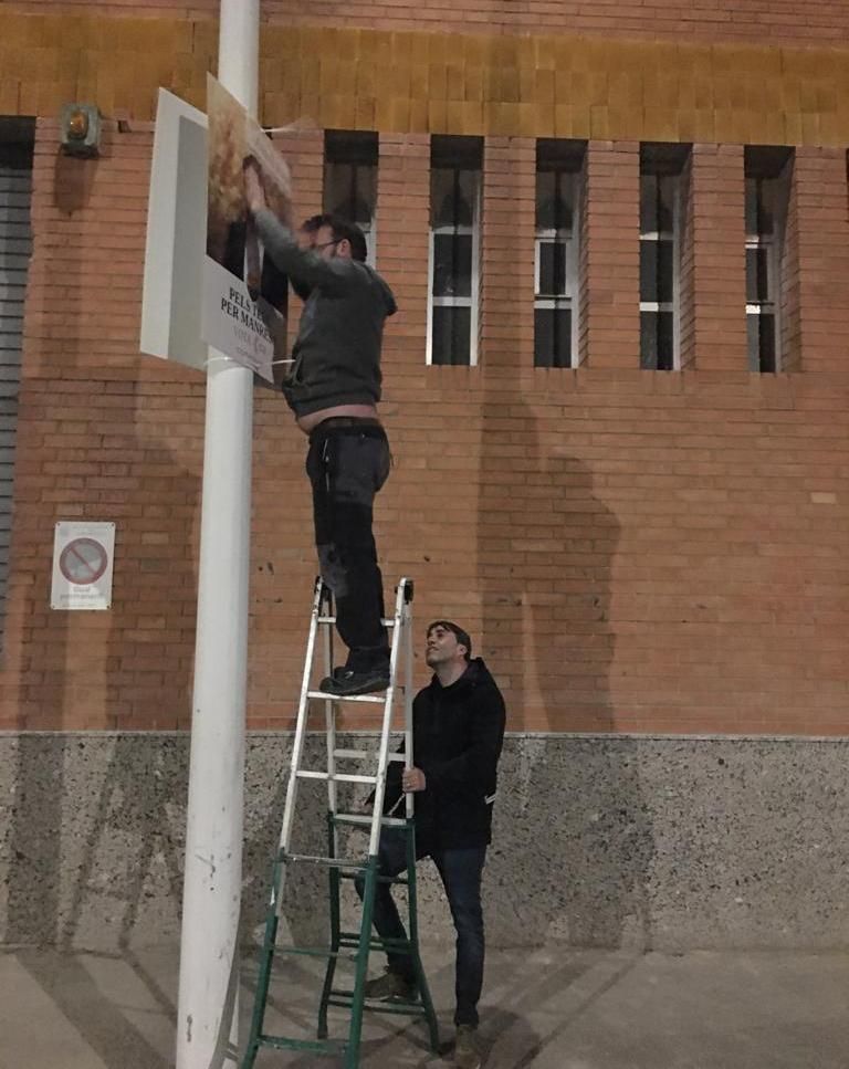 Andrés Rojo durant la penjada de cartells per a les municipals del 28 de maig