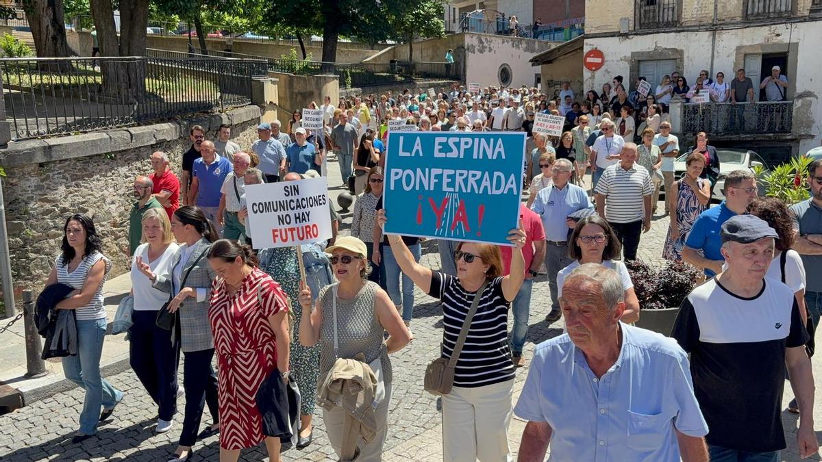 Así fue la manifestación en Cangas del Narcea para exigir unas carreteras dignas