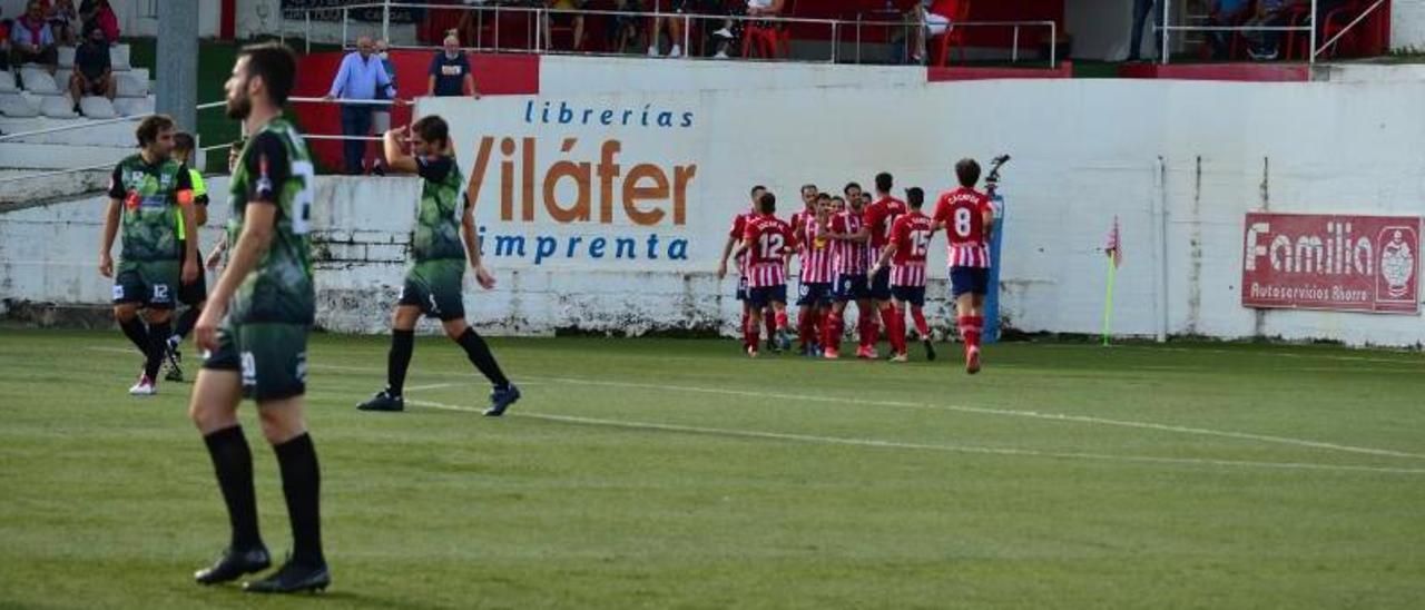 Jugadores del Alondras celebran al fondo uno de sus goles ante el Atlético Arnoia. |  // GONZALO NÚÑEZ