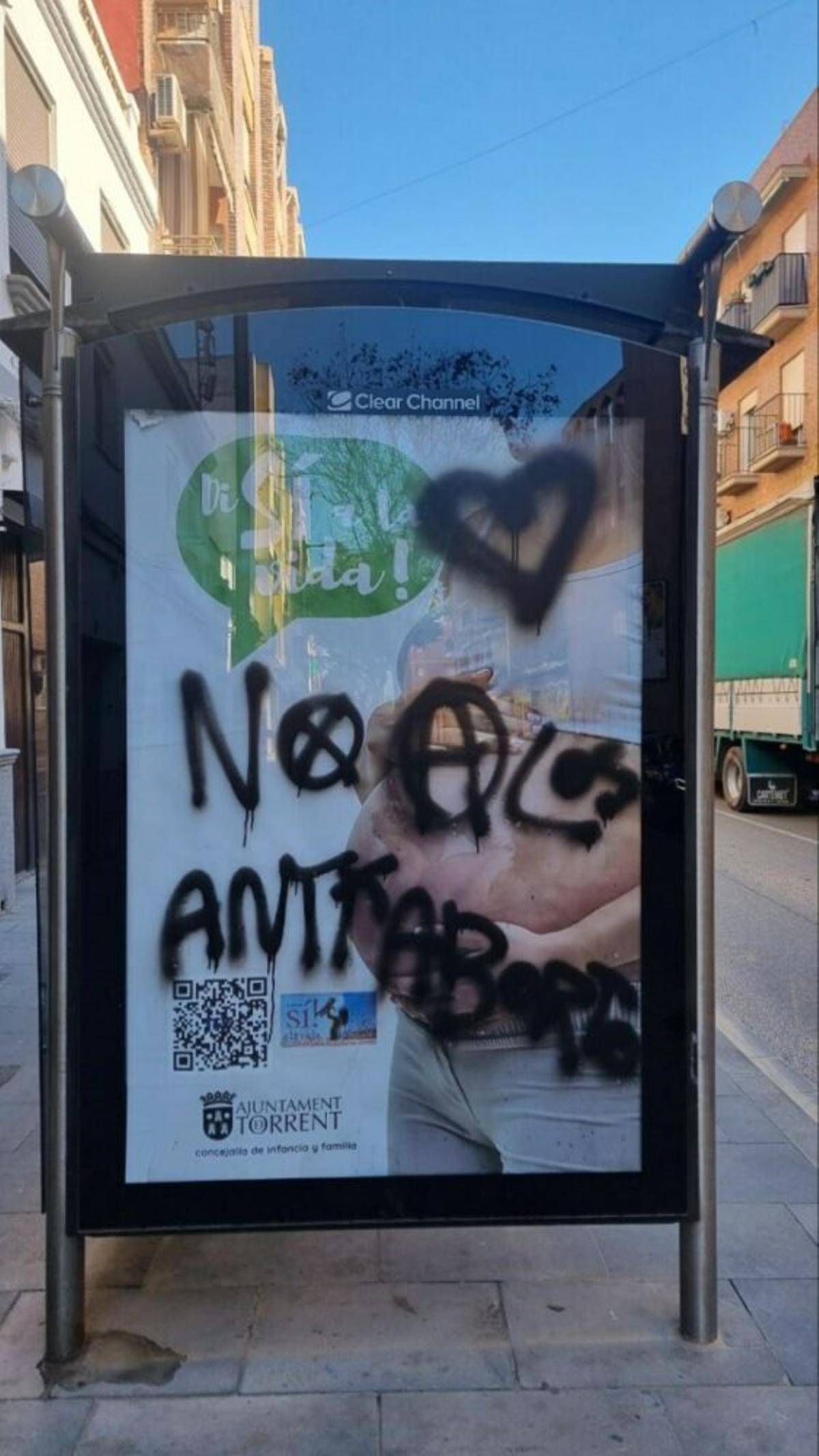 Cartel vandalizado de la campaña antiabortista de Torrent.
