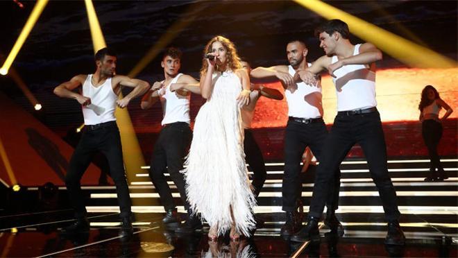 Marilia, de OT 2018, con vestido blanco de flecos de Zara