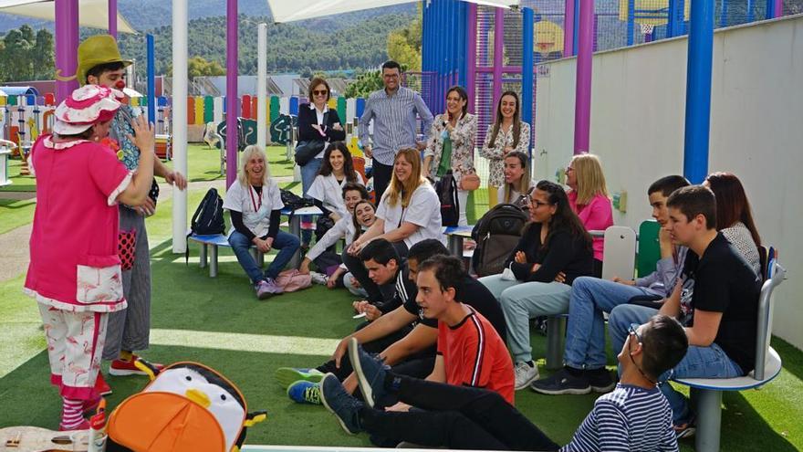 Alumnos del CEE Las Boqueras visitan la Arrixaca por el Día Mundial de la Concienciación sobre el Autismo