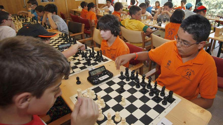 Dos niños jugando al ajedrez // BERNABÉ / GUTIER