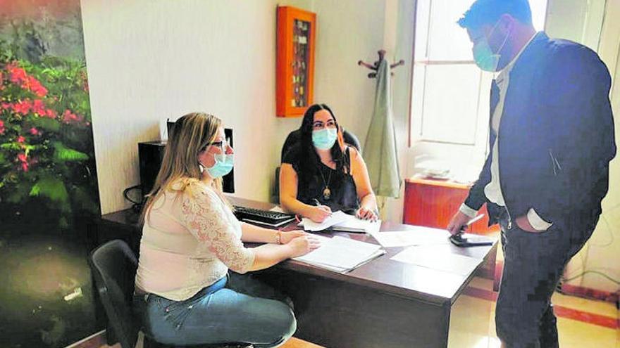 Airám Puerta y Patricia Encinoso (i) durante una reunión.