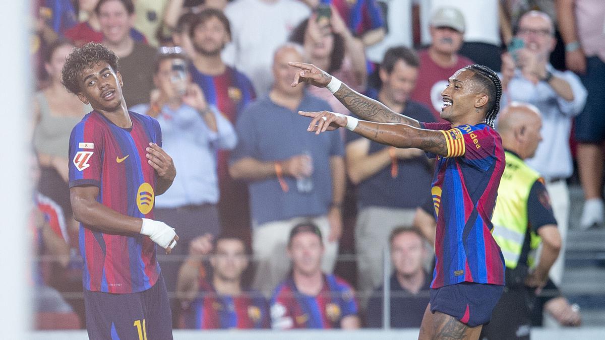 Raphinha y Lamine Yamal celebran el segundo gol azulgrana frente al Rayo Vallecano en el Camp Nou.