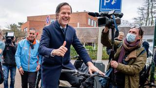 Rutte gana en las elecciones en Países Bajos, pero sin mayoría suficiente